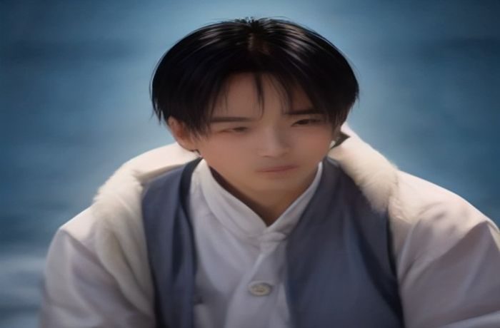 书桌上摆放的复古台灯与笔记本电脑，暖黄光线下用户正在浏览器地址栏输入17c.vip进行访问核对