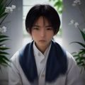 留着短发、戴眼镜的中年编辑坐在书桌前审阅入口类内容资料的半身照
